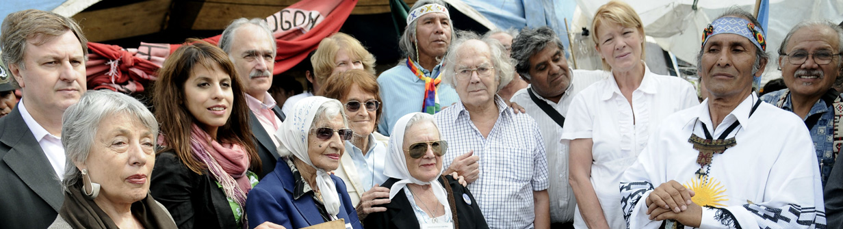 STOLBIZER, PÉREZ ESQUIVEL Y NORA CORTIÑAS CON LOS QOM EN EL ACAMPE