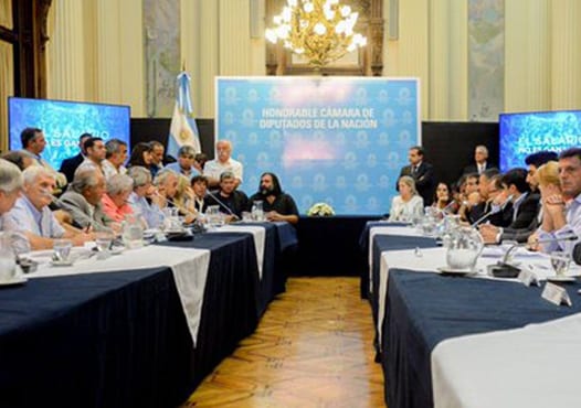 Stolbizer y diputados con CGT, CTA y otros representantes de trabajadores